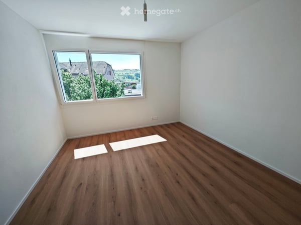 Seenah & familienfreundlich: Renovierte 5.5-Zimmer-Wohnung mit Balkon 2