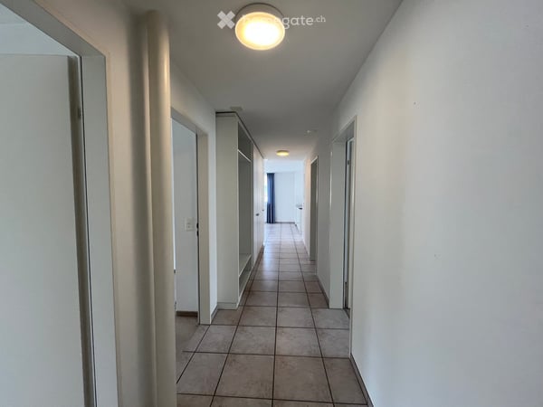 Jetzt kaufen und den Balkon geniessen. Helle Eigentumswohnung in Feuerthalen zu verkaufen. 9
