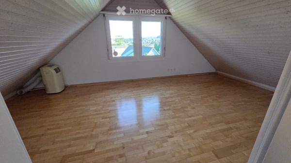 Charmante 5.5-Zimmer-Dachwohnung mit Balkon und Aussicht in Gossau ZH 9