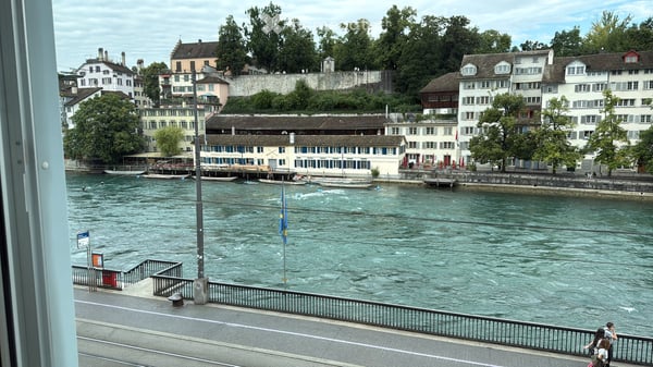 Your office on the water: 100 m² on Zurich's Limmatquai, in the beating heart of the old town 5