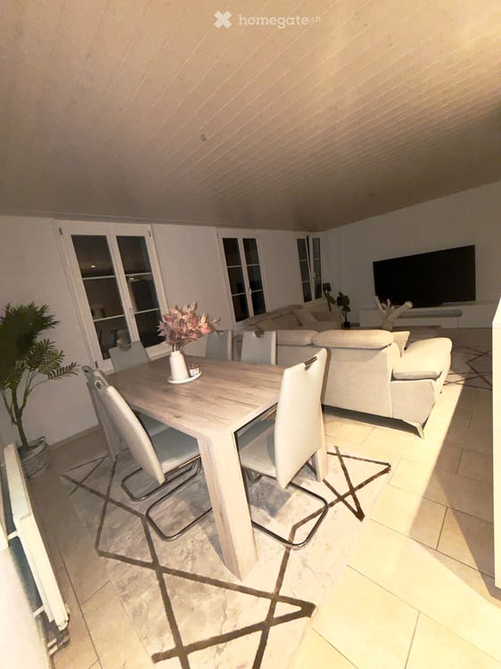 5.5-Zimmer-Wohnung mit Balkon, Parkplatz und schöner Aussicht in Erlenbach im Simmental 3