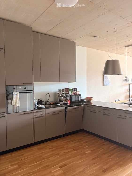 Bright 3.5-Room Apartment with Balcony and Uetliberg Views, Zürich 8048 3
