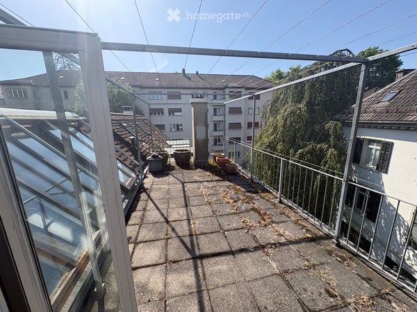 1 JAHR BEFRISTET (BIS 31.08.2027): Einmalige 3.5-Zimmer-Dachwohnung mit Terrasse 12
