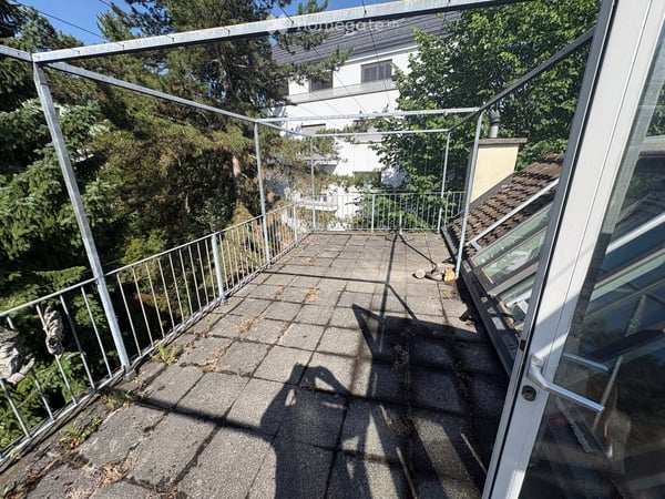 1 JAHR BEFRISTET (BIS 31.08.2027): Einmalige 3.5-Zimmer-Dachwohnung mit Terrasse 11