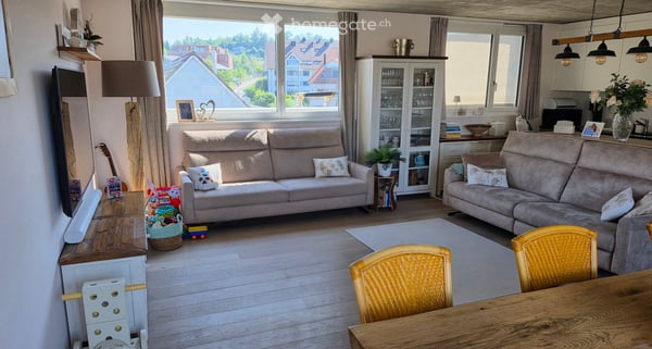 Helle 4.5-Zimmer-Dachwohnung mit Balkon in Uster 2