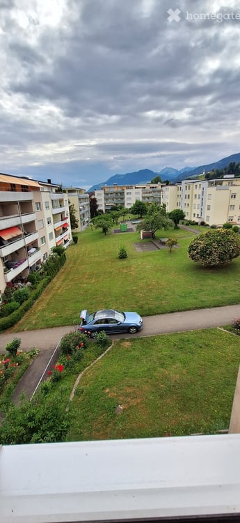 Charmante 3.5-Zimmer-Wohnung mit Balkon und Aussicht in Altendorf 3