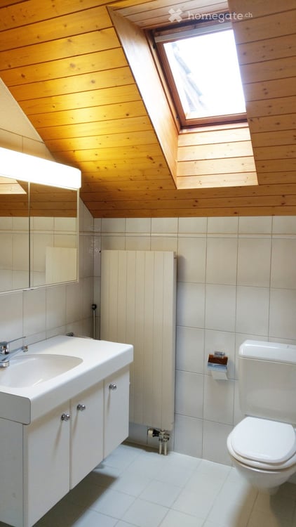 Charmante 2.5-Zimmer-Dachwohnung mit Cheminée in Weiningen 4