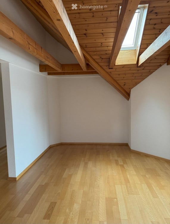 Charmante 5.5-Zimmer-Dachwohnung mit Cheminée in ruhigem 2-Familienhaus 3