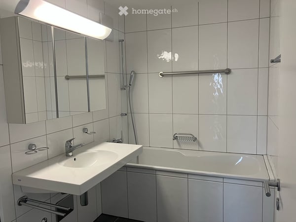Moderne, helle 4 1/2 Zimmerwohnung nähe Farbhof 7