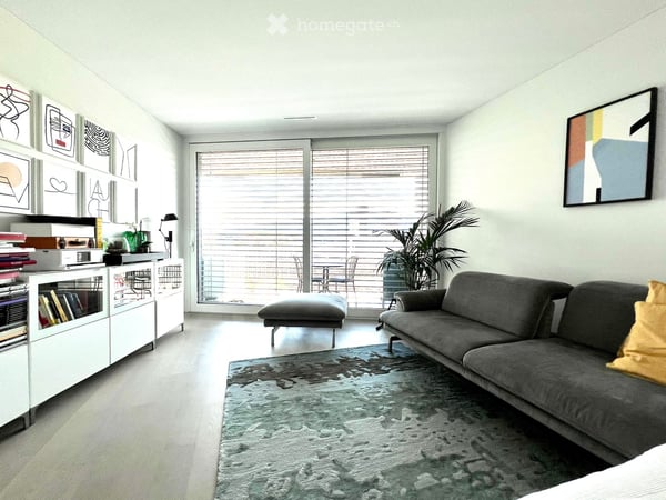 Modern 2.5-Room Apartment with Balcony in Zürich's Vibrant District 5 2