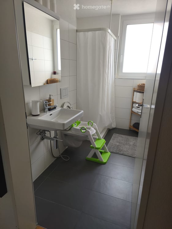 Sunny 3.5-Room Apartment with Balcony & Garage in Dübendorf 3