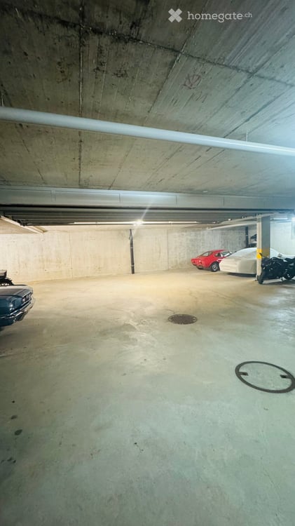 Parkplatz in separat abgeschlossener Einstellhalle zu vermieten 3
