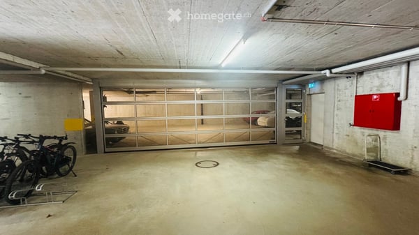 Parkplatz in separat abgeschlossener Einstellhalle zu vermieten 1