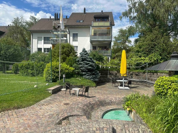 Frisch renovierte 3.3 Zimmer Wohnung mit Balkon und Gartensitzplatz in Stäfa 13