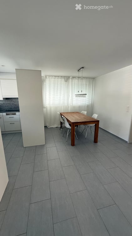 Moderne 2.5-Zimmer-Wohnung mit Balkon und Bergblick an der Masanserstrasse in Chur 2