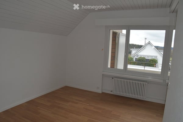 Gemütliche Dachwohnung in familiärem Mehrfamilienhaus zu vermieten. 6