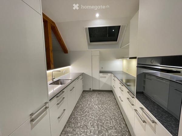 Gemütliche Dachwohnung in familiärem Mehrfamilienhaus zu vermieten. 13