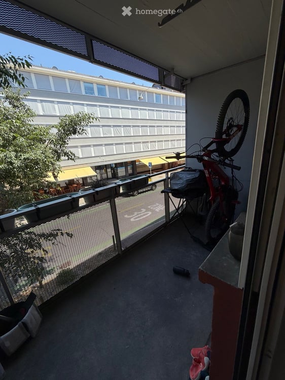 Charming 3-Room Apartment with Balcony in Zürich's Lovely 8008 District 5