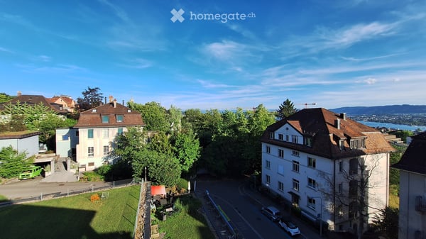 Helle 4-Zimmer-Dachgeschosswohnung mit Seesicht im Kreis 6 1