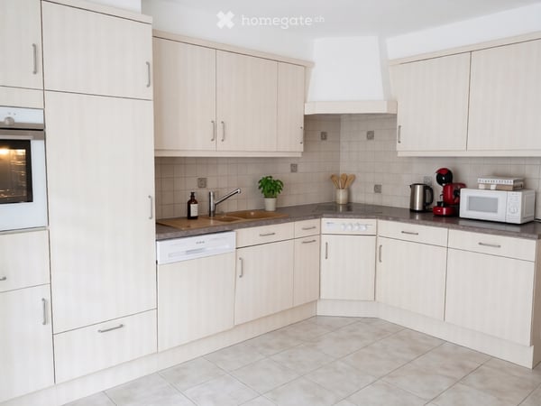 4.5-Zimmer-Wohnung mit Balkon und Lift in Susten 2