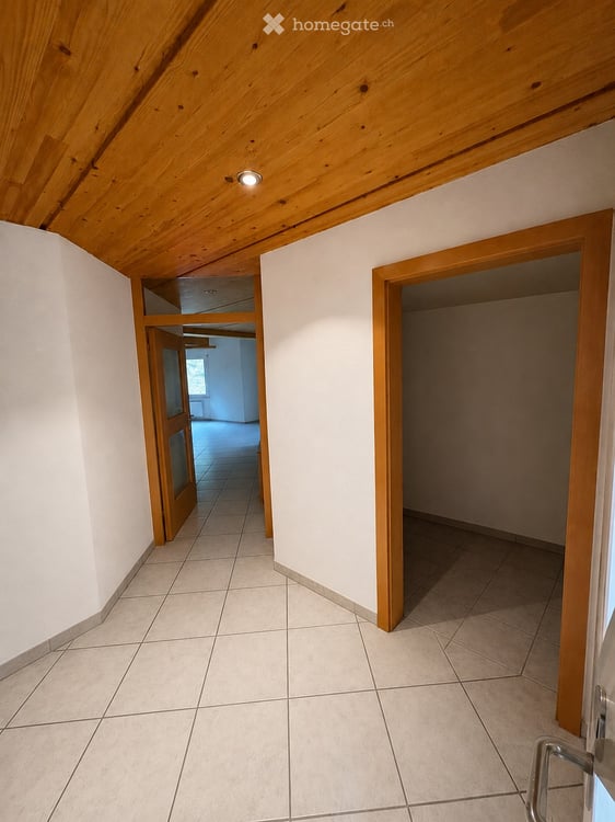 Grosszügige 6.5-Zimmer-Wohnung mit Balkon und schöner Aussicht in Schwanden GL 7