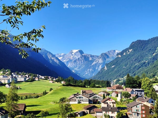 Grosszügige 6.5-Zimmer-Wohnung mit Balkon und schöner Aussicht in Schwanden GL 3