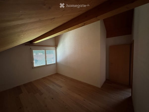 Grosszügige 6.5-Zimmer-Wohnung mit Balkon und schöner Aussicht in Schwanden GL 18