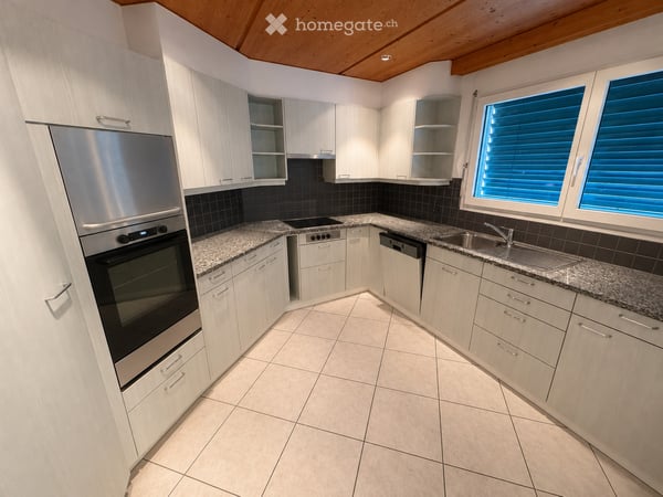 Grosszügige 6.5-Zimmer-Wohnung mit Balkon und schöner Aussicht in Schwanden GL 9