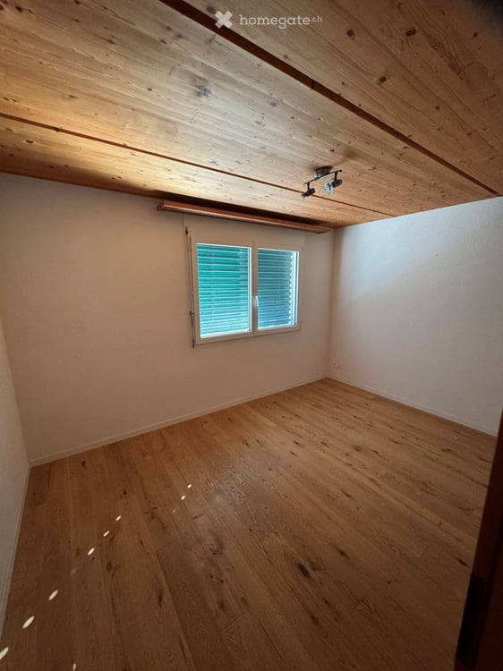 Grosszügige 6.5-Zimmer-Wohnung mit Balkon und schöner Aussicht in Schwanden GL 12
