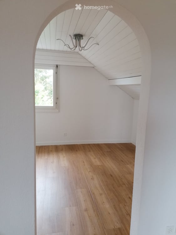 Weitsicht & Gemütlichkeit: Sanierte 5.5-Zi.-Maisonette mit Cheminée und Loggia 4