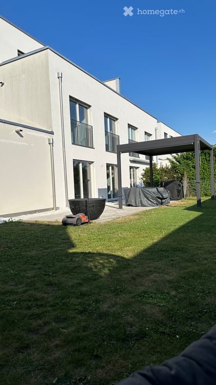 Moderne 6.5-Zimmer-Doppelhaushälfte mit Garten und Doppelgarage in Erlen 13