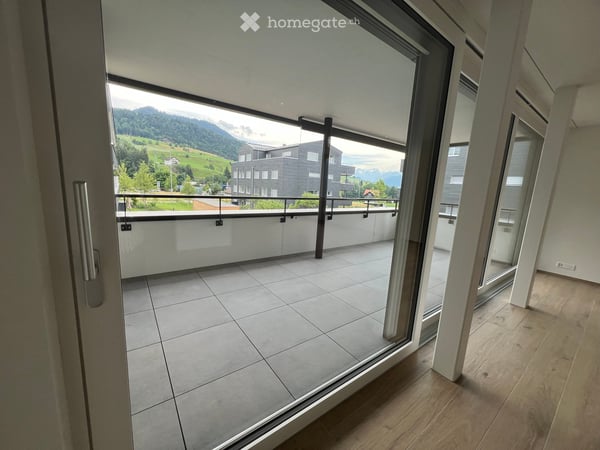 Neue, naturnahe 4.5-Zimmer-Wohnung im Herzen von Sattel 10