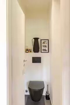Charming 3.5-Room Apartment with Balcony in Geneva's Charmilles District 9