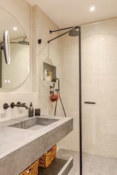 Charming 3.5-Room Apartment with Balcony in Geneva's Charmilles District 7