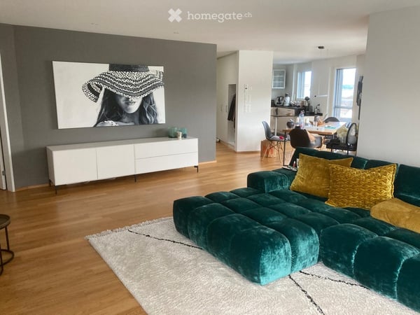 Charmante 3.5-Zimmer-Attikawohnung an der Kantonsstrasse 150 in Freienbach 2