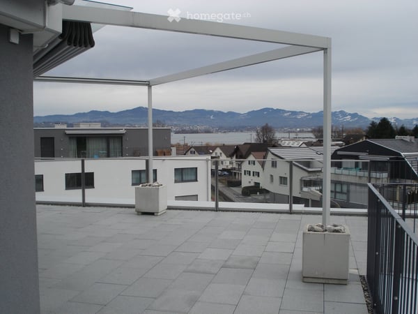Charmante 3.5-Zimmer-Attikawohnung an der Kantonsstrasse 150 in Freienbach 5