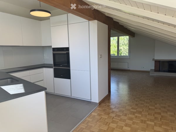 Charmante 2.5-Zimmer-Dachwohnung mit Balkon in Binningen 4