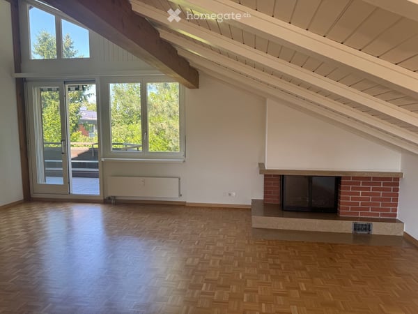 Charmante 2.5-Zimmer-Dachwohnung mit Balkon in Binningen 2