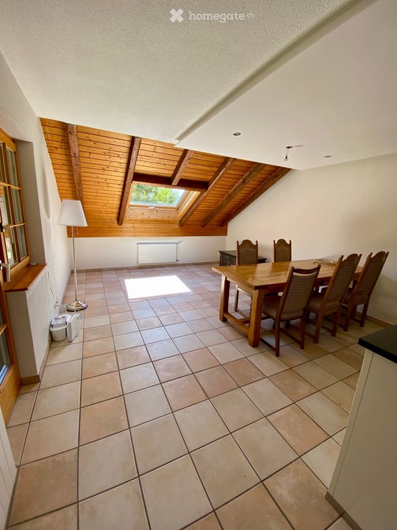 Charmante, helle 4.5-Zimmer-Altbauwohnung mit Balkon und wunderbarer Aussicht in Steinmaur 2