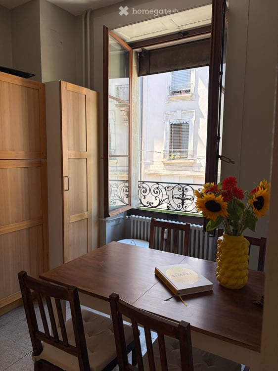 Charming 4-Room Apartment with Balcony at Place De-Grenus, Geneva 6