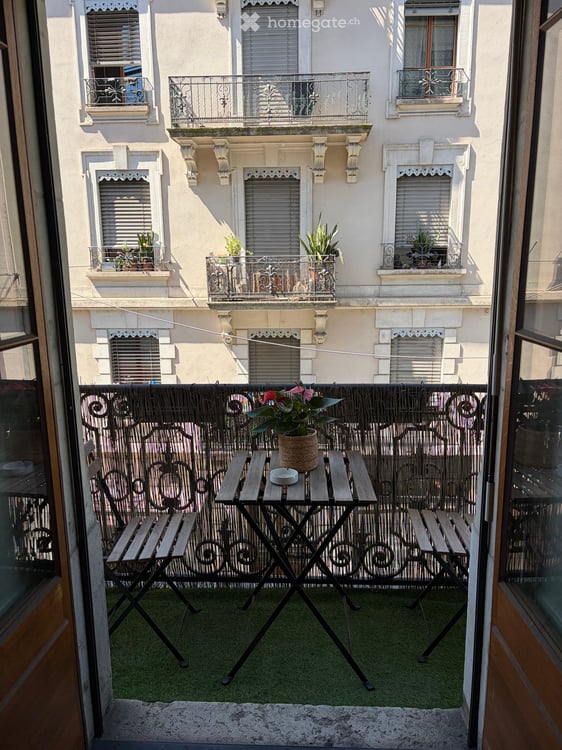 Charming 4-Room Apartment with Balcony at Place De-Grenus, Geneva 3