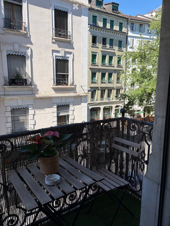 Charming 4-Room Apartment with Balcony at Place De-Grenus, Geneva 4