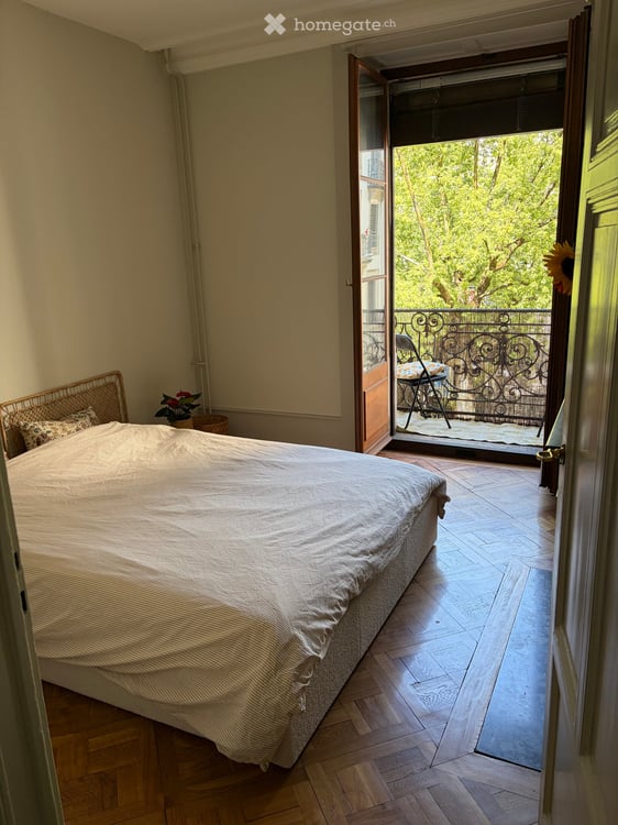 Charming 4-Room Apartment with Balcony at Place De-Grenus, Geneva 10