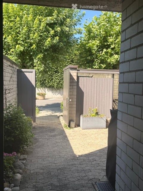 Ruhig gelegenes Reihen-Eckhaus mit Pool und grossem Garten (