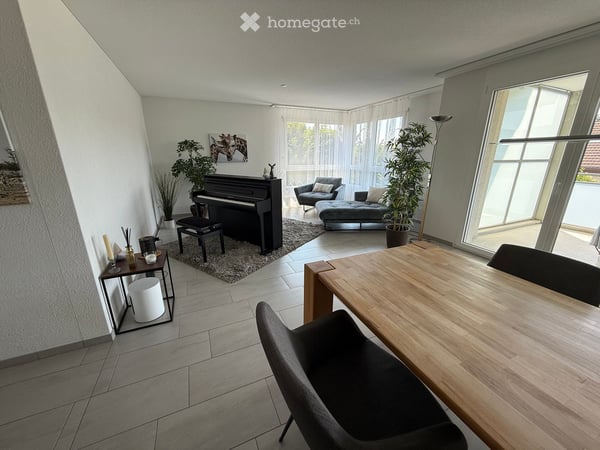 Moderne 4.5-Zimmer-Wohnung mit Weitsicht und Balkon 1