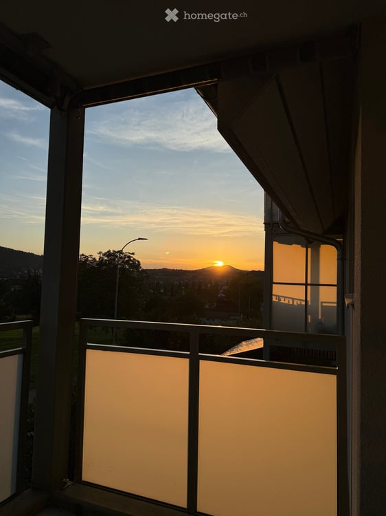 Moderne 4.5-Zimmer-Wohnung mit Weitsicht und Balkon 3