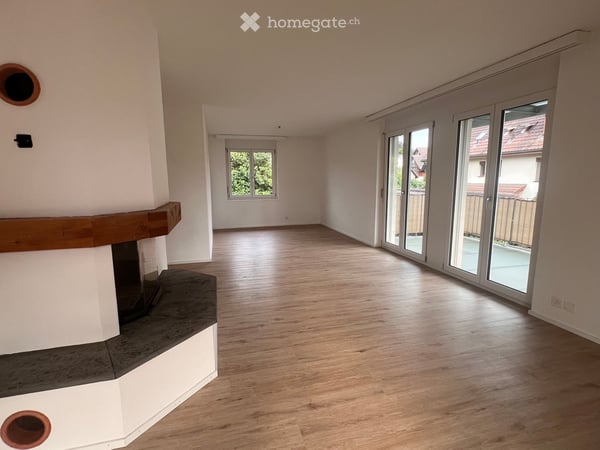 Attraktive helle 7.5-Z.Wohnung mit 2 grossen Balkonen in Dorf an ruhiger Lage 1
