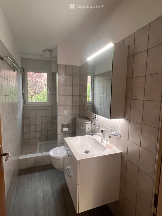 Attraktive helle 7.5-Z.Wohnung mit 2 grossen Balkonen in Dorf an ruhiger Lage 4
