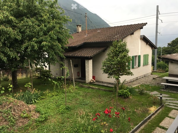 Piccola Casa indipendente a Tegna – Charme ticinese con giardino e vista montagna 3
