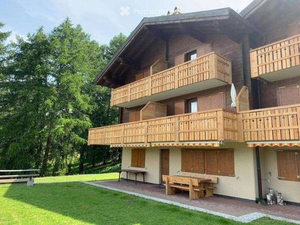 Kühle Waldrandlage auf 1'600 m.ü.M. – nur 20 Minuten von Visp entfernt